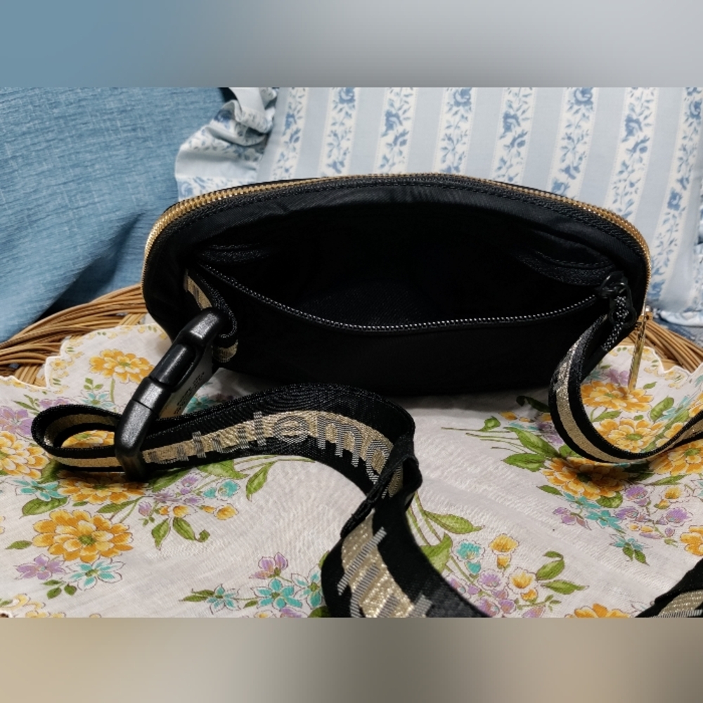 Lululemon Everywhere Belt Bag ✨️(Limited Edition) - Picture 3 of 6